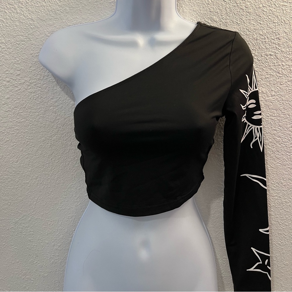black one sleeve crop